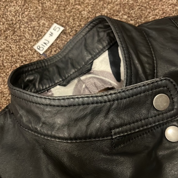 Danier 2XS leather jacket. Some fading on leather (front of collar in last pic) - Picture 10 of 12